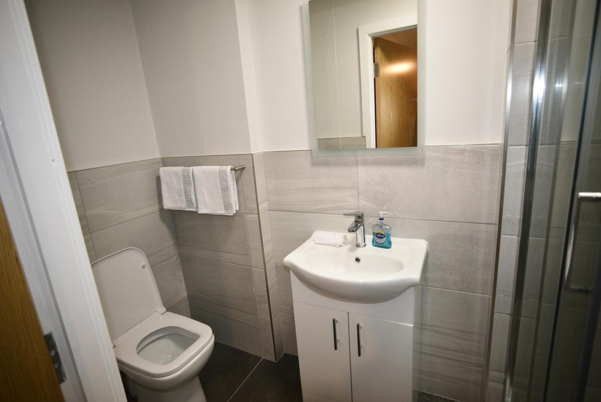 Spacious - 1-bed With 2 Sofa Beds, Sleeps 6 - Ideal For Families & Small Groups