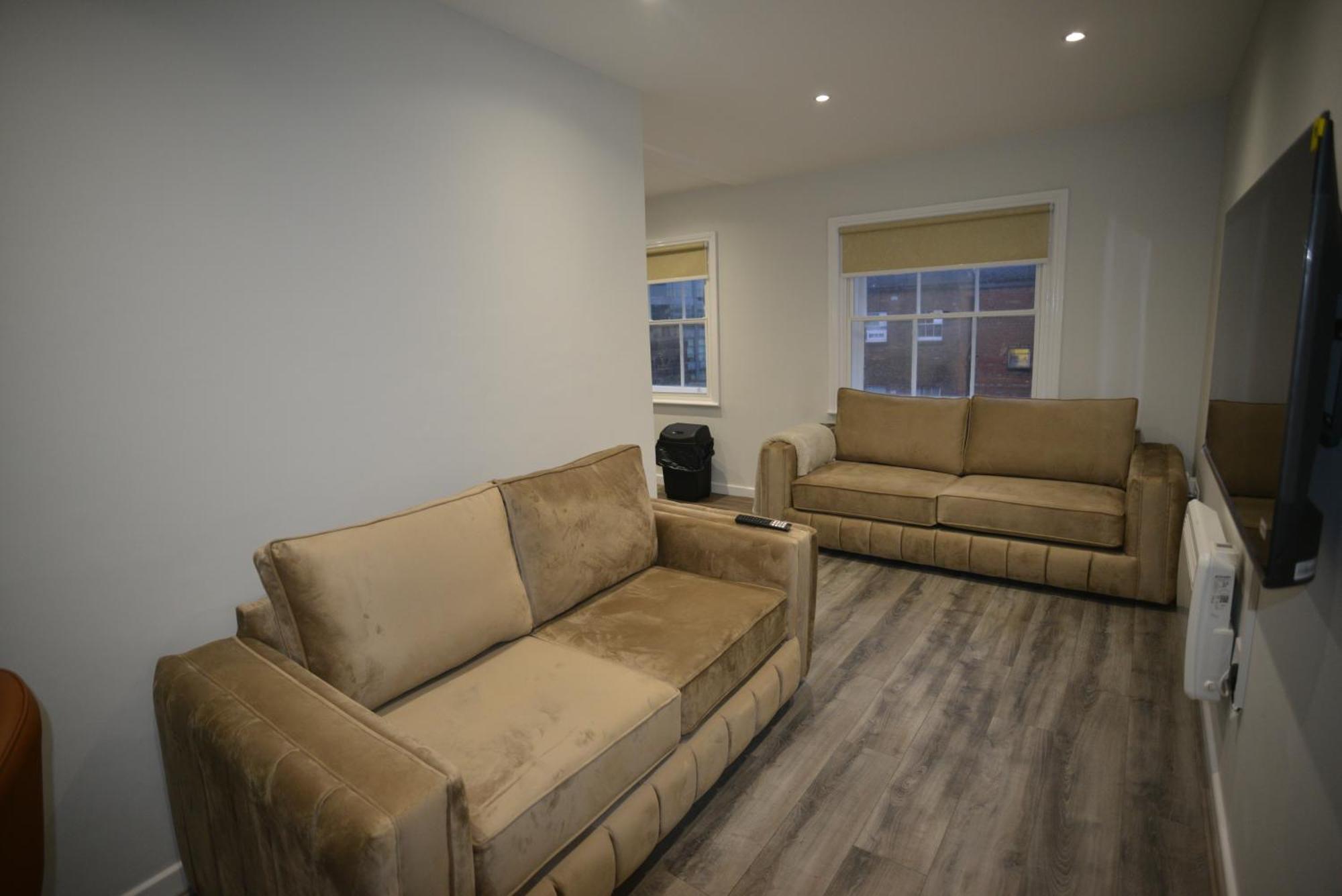 Spacious - 1-bed With 2 Sofa Beds, Sleeps 6 - Ideal For Families & Small Groups Apartment