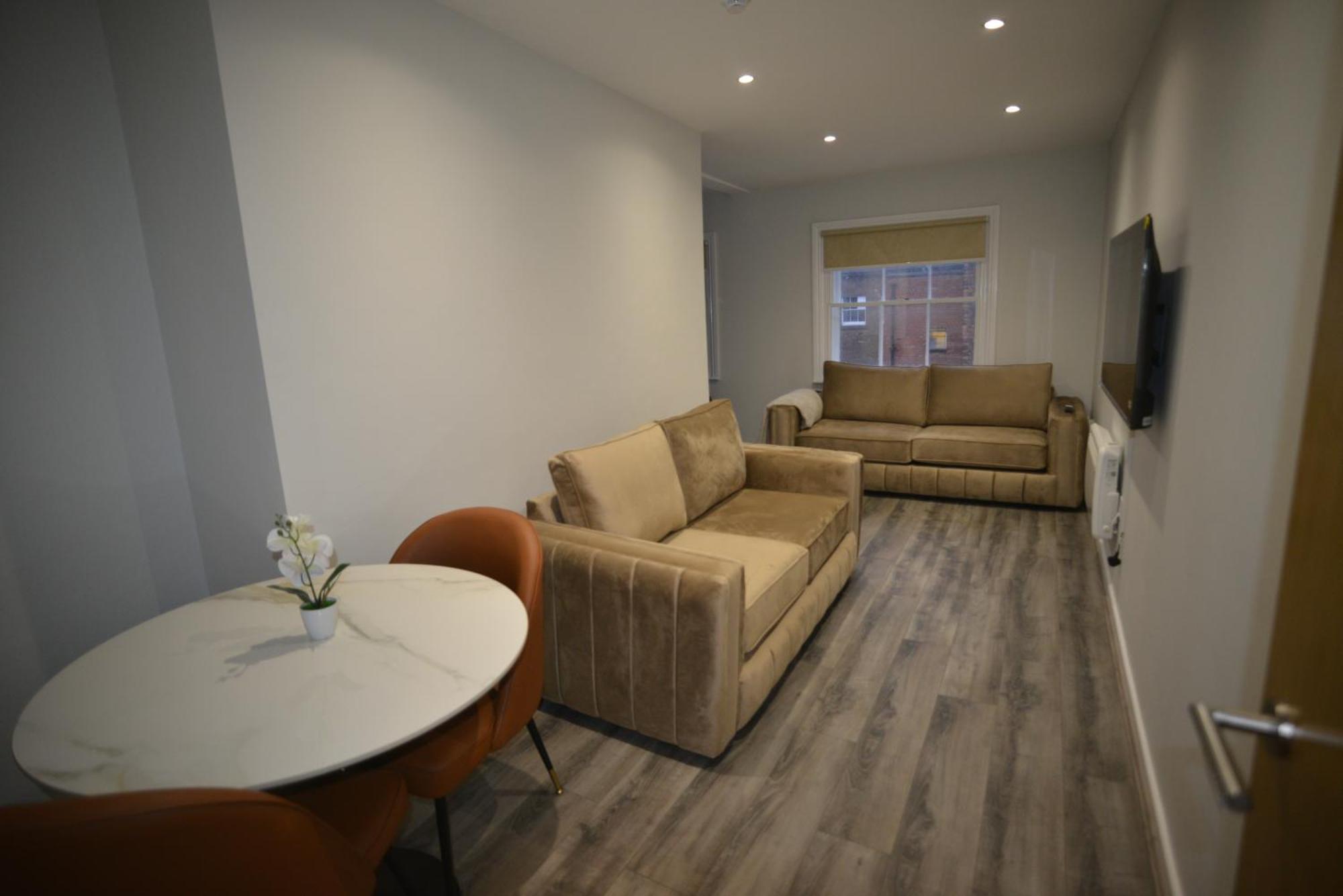 Spacious - 1-bed With 2 Sofa Beds, Sleeps 6 - Ideal For Families & Small Groups *