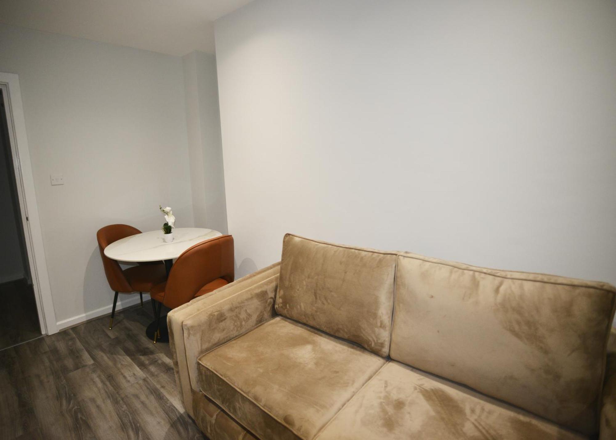 Spacious - 1-bed With 2 Sofa Beds, Sleeps 6 - Ideal For Families & Small Groups Apartment