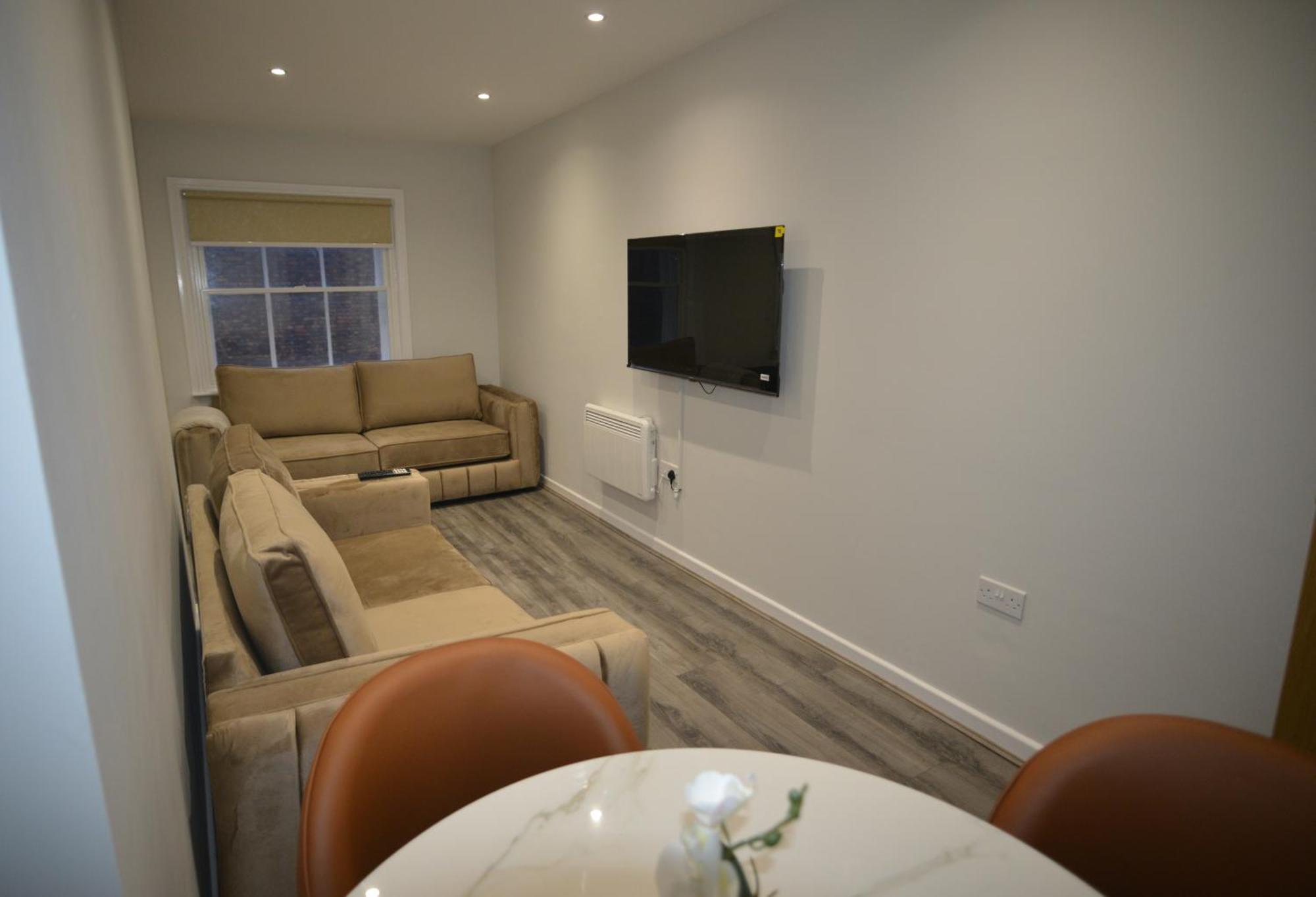 Spacious - 1-bed With 2 Sofa Beds, Sleeps 6 - Ideal For Families & Small Groups Apartment *