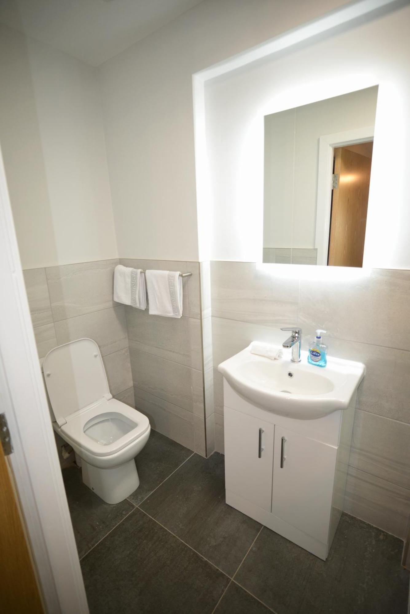 Spacious - 1-bed With 2 Sofa Beds, Sleeps 6 - Ideal For Families & Small Groups Apartment Liverpool