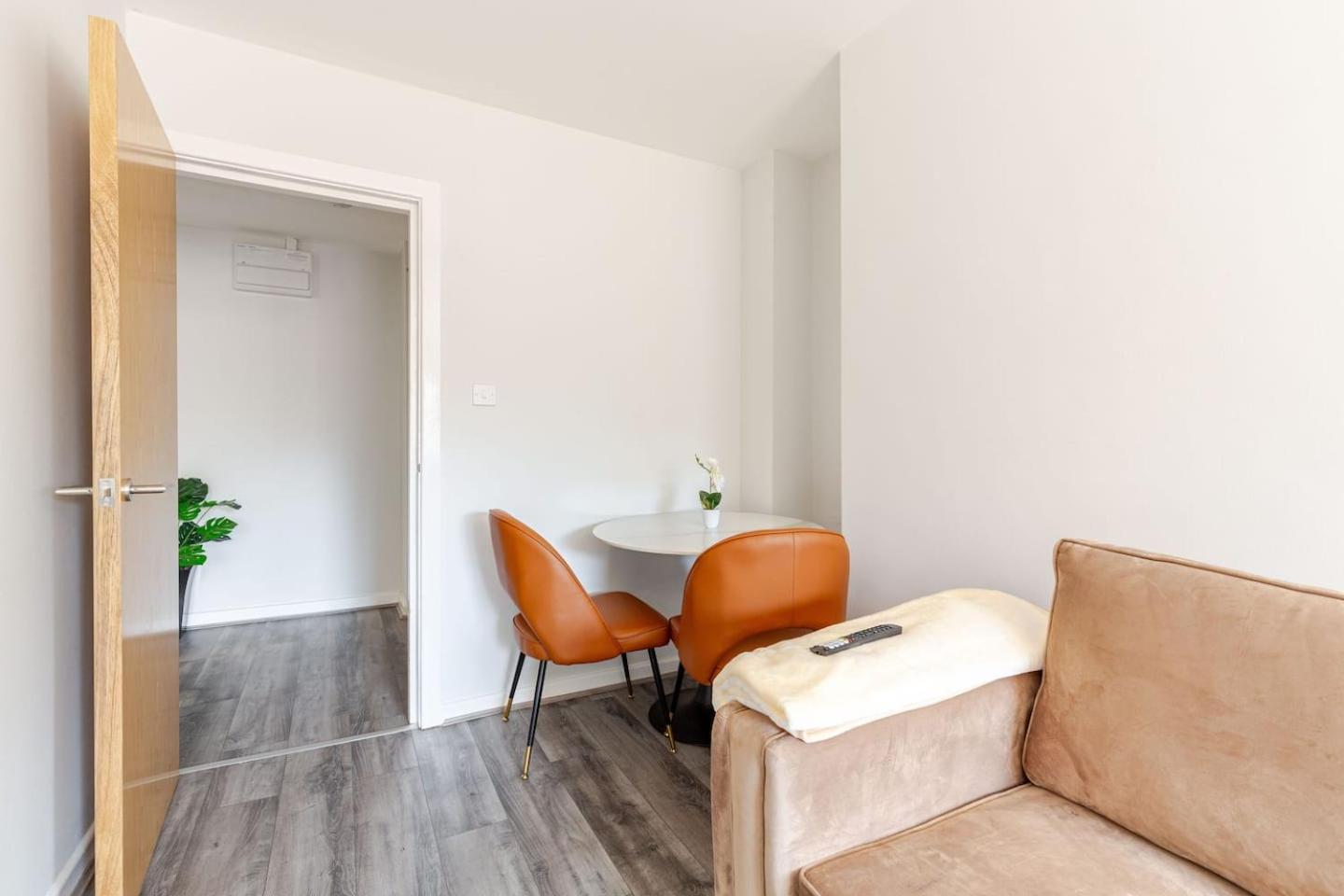 Apartment Spacious - 1-bed With 2 Sofa Beds, Sleeps 6 - Ideal For Families & Small Groups *
