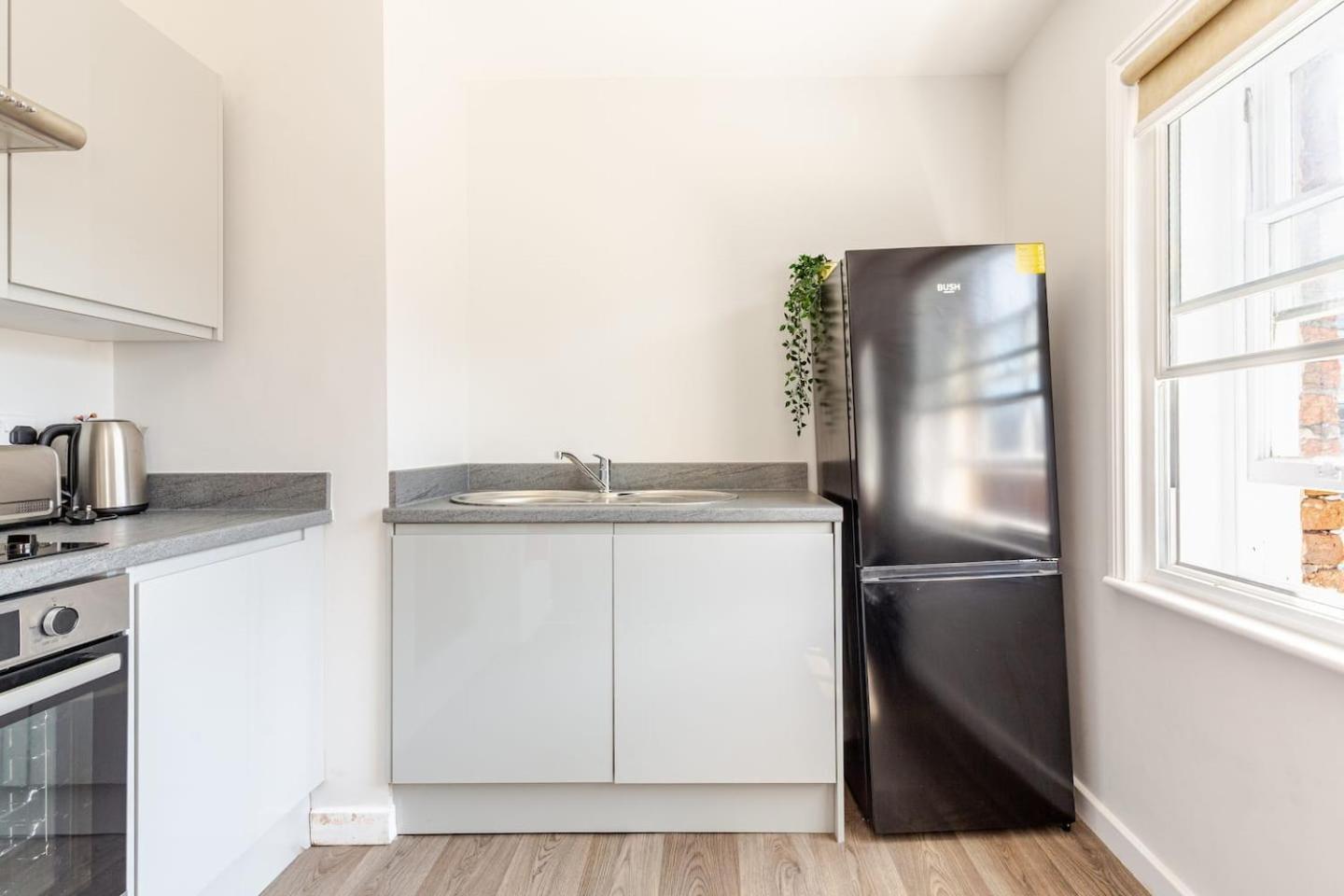 Apartment Spacious - 1-bed With 2 Sofa Beds, Sleeps 6 - Ideal For Families & Small Groups Liverpool