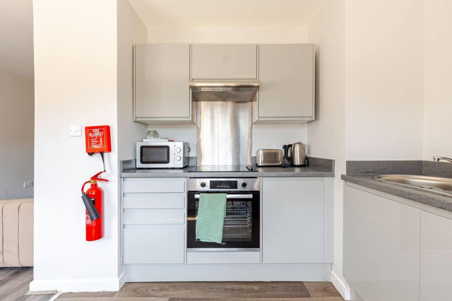 Spacious - 1-bed With 2 Sofa Beds, Sleeps 6 - Ideal For Families & Small Groups * Liverpool