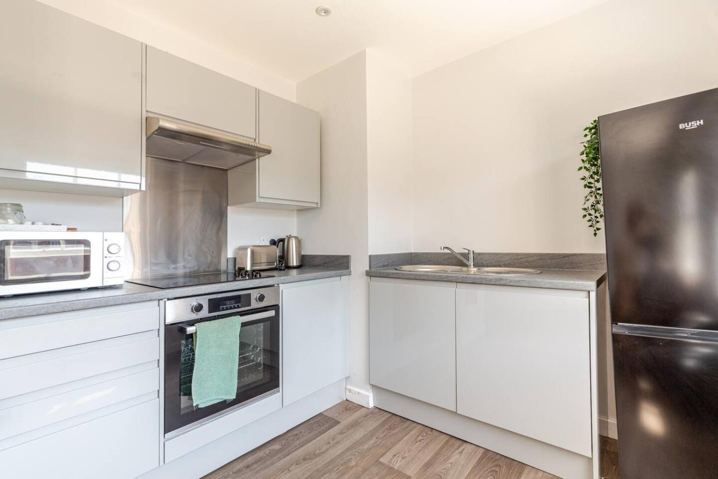 Apartment Spacious - 1-bed With 2 Sofa Beds, Sleeps 6 - Ideal For Families & Small Groups *