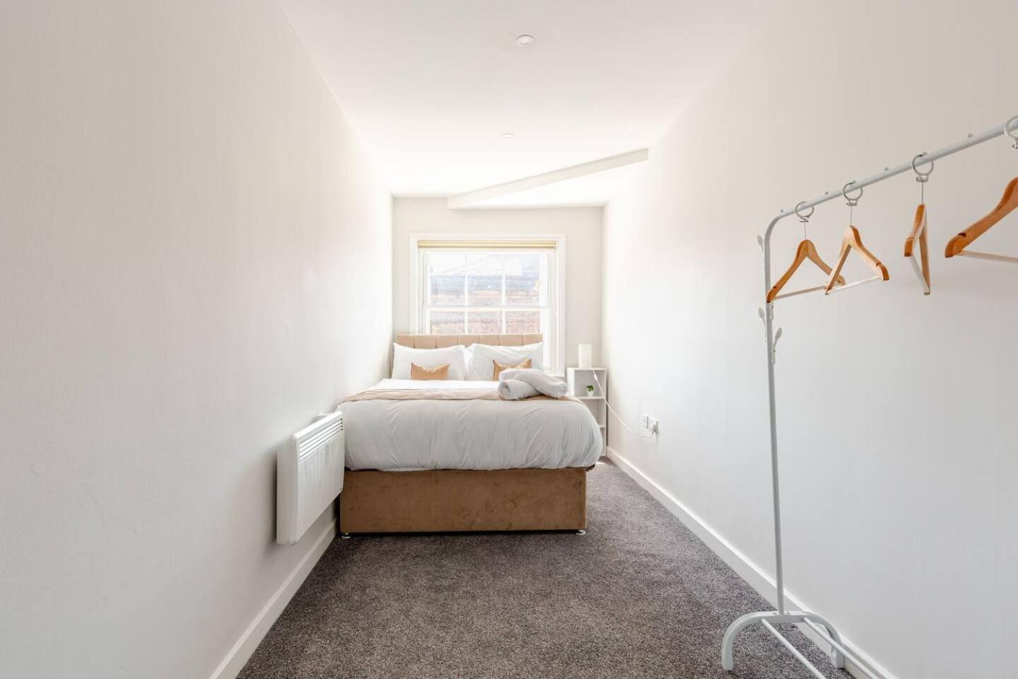 Apartment Spacious - 1-bed With 2 Sofa Beds, Sleeps 6 - Ideal For Families & Small Groups *
