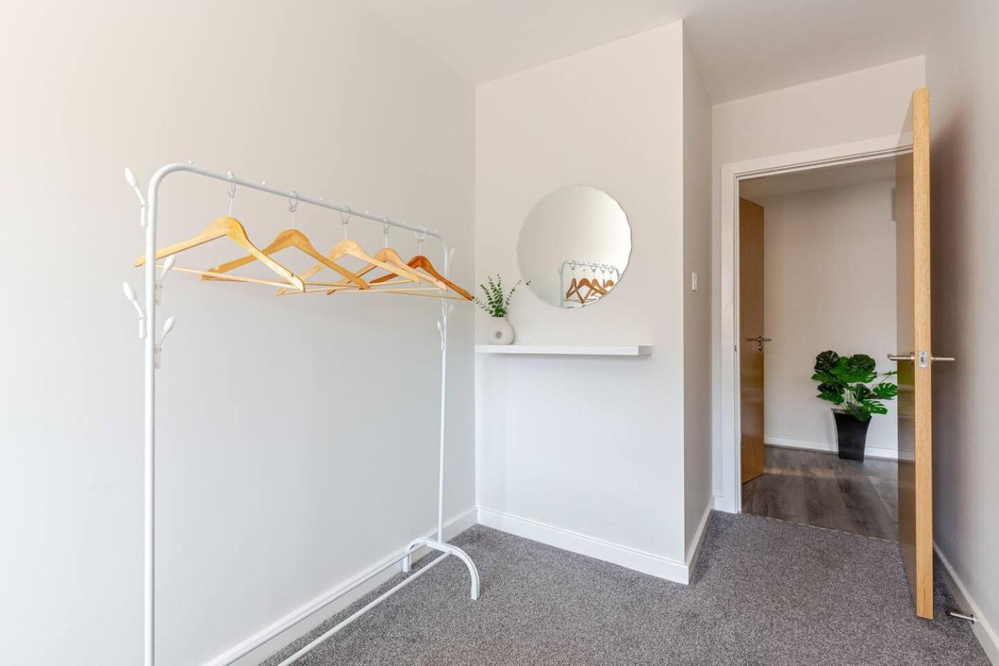 Spacious - 1-bed With 2 Sofa Beds, Sleeps 6 - Ideal For Families & Small Groups Apartment Liverpool