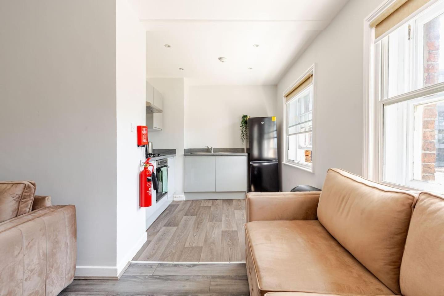 Apartment Spacious - 1-bed With 2 Sofa Beds, Sleeps 6 - Ideal For Families & Small Groups