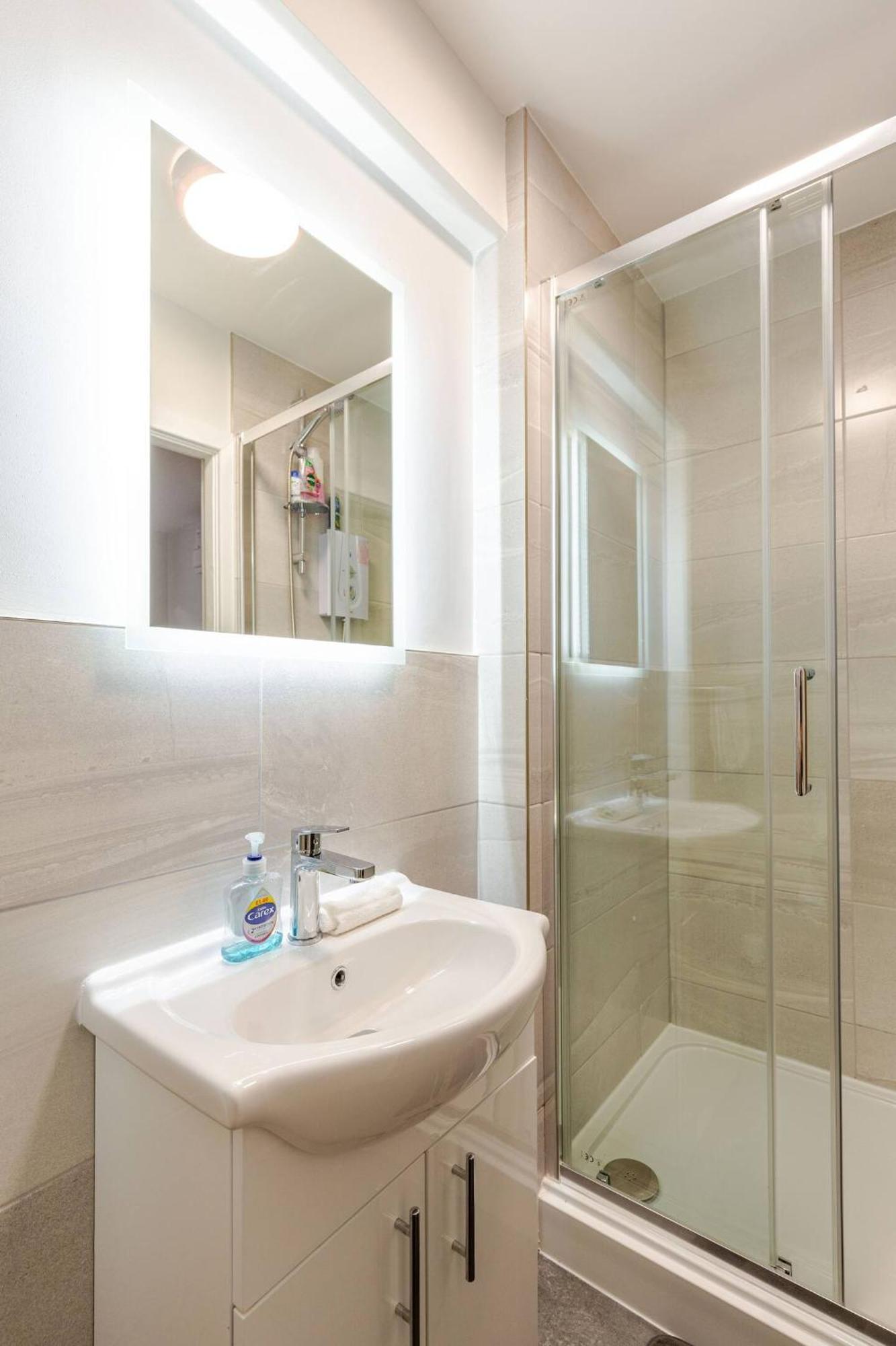 Spacious - 1-bed With 2 Sofa Beds, Sleeps 6 - Ideal For Families & Small Groups