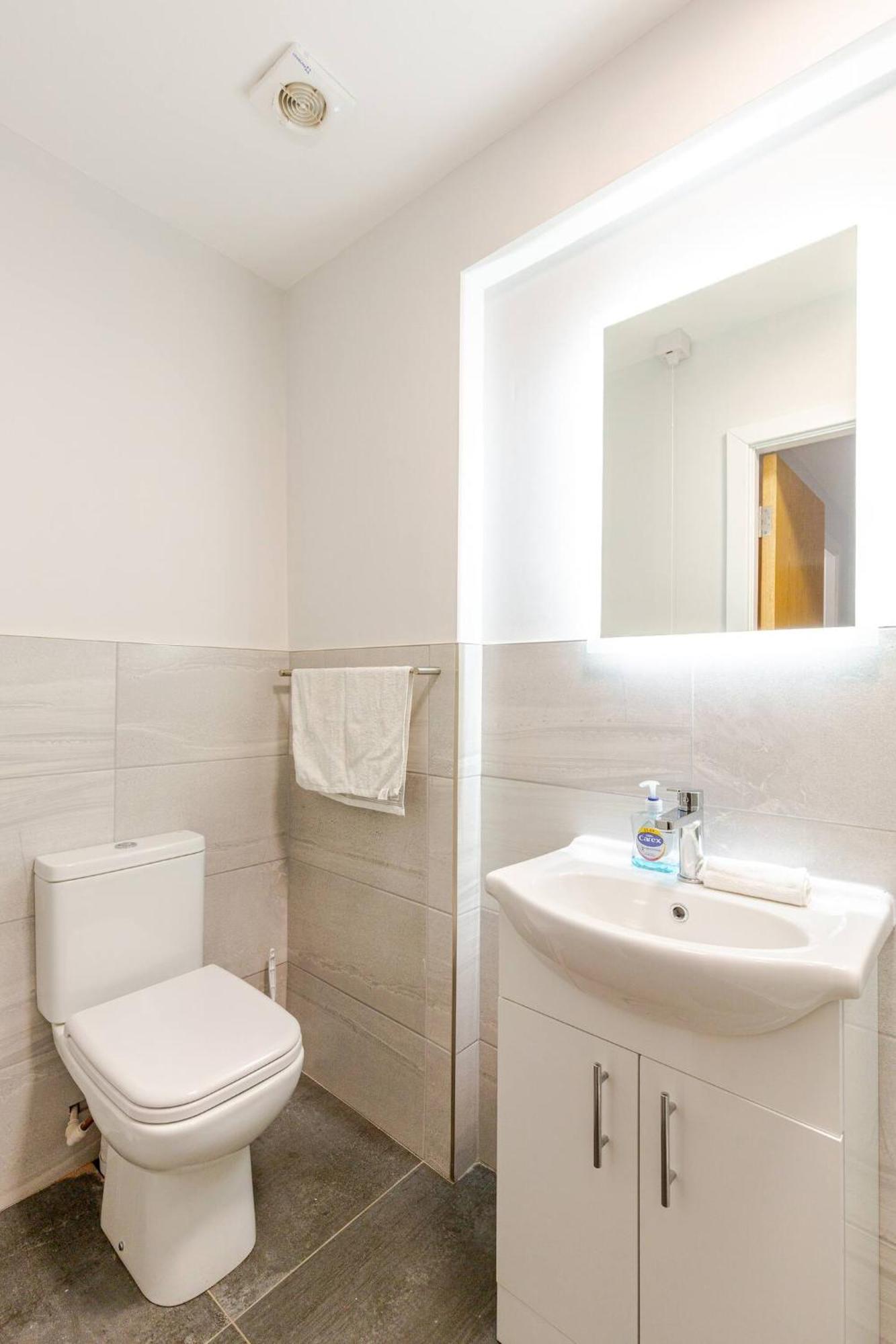 Spacious - 1-bed With 2 Sofa Beds, Sleeps 6 - Ideal For Families & Small Groups * Liverpool